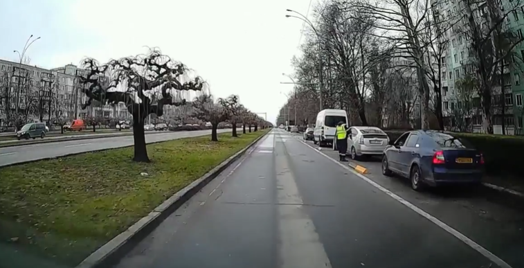 Photo of video | Luați la ochi de ofițeri! Șoferii care au parcat pe banda destinată bicicliștilor ar fi fost amendați