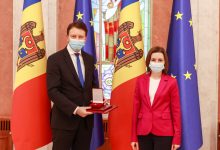 Photo of foto | Președinta Maia Sandu l-a decorat pe eurodeputatul român Siegfried Mureșan cu „Ordinul de Onoare”