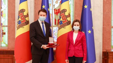 Photo of foto | Președinta Maia Sandu l-a decorat pe eurodeputatul român Siegfried Mureșan cu „Ordinul de Onoare”