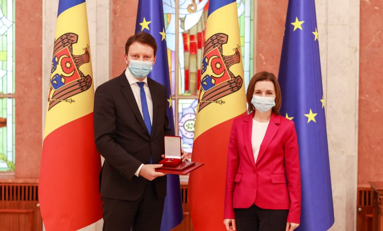 Photo of foto | Președinta Maia Sandu l-a decorat pe eurodeputatul român Siegfried Mureșan cu „Ordinul de Onoare”