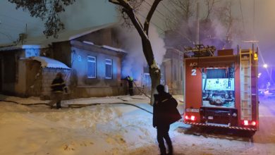 Photo of video, foto | Trei persoane au fost evacuate, după ce o casă din capitală a luat flăcări