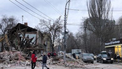 Photo of foto, video | Clipe de coșmar pentru locuitorii unui oraș din Rusia. Momentul când o clădire se prăbușește peste strada plină de mașini