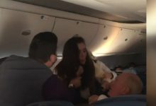 Photo of video | Bătaie din cauza măștii de protecție în avion. O pasageră a fost arestată, după ce a agresat un bătrân