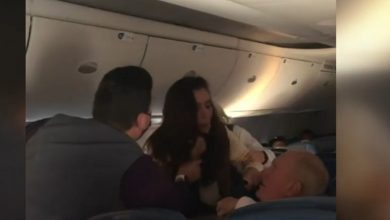 Photo of video | Bătaie din cauza măștii de protecție în avion. O pasageră a fost arestată, după ce a agresat un bătrân