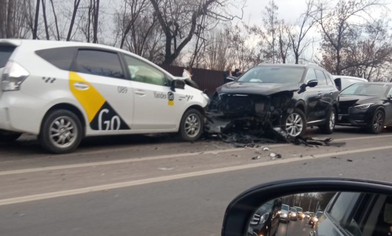 Photo of update, foto, video | Patru mașini au fost implicate într-un accident, după ce un taximetrist a intrat pe contrasens