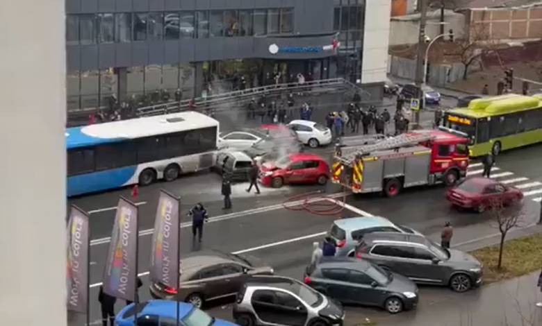 Photo of video | Accident grav în centrul Chișinăului! Un autobuz de rută, care ar fi rămas fără frâne, a lovit mai multe mașini