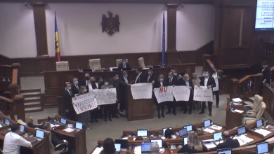 Photo of Comuniștii și socialiștii au blocat tribuna Parlamentului și au afișat pancarte, nemulțumiți de prevederile unui proiect de lege