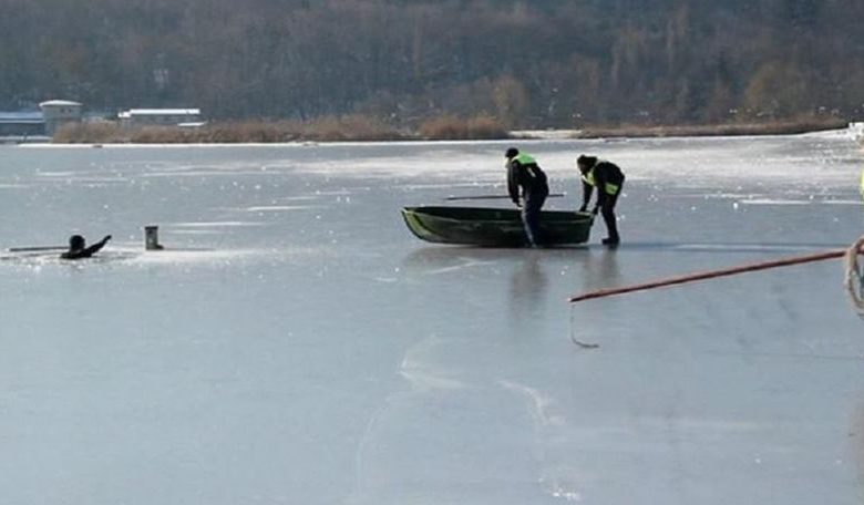 Photo of Salvatorii atenționează despre pericolul de prabușire a gheții pe râurile și lacurile din țară