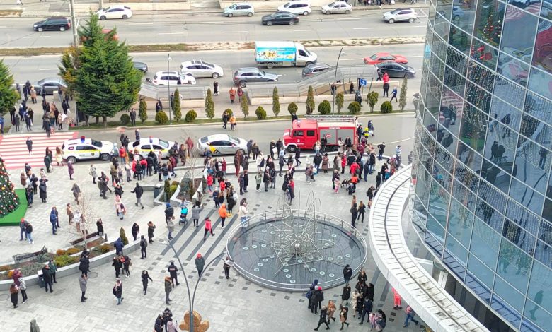 Photo of update, live, foto | Alertă cu bombă la un centru comercial din capitală. Toată lumea a fost evacuată