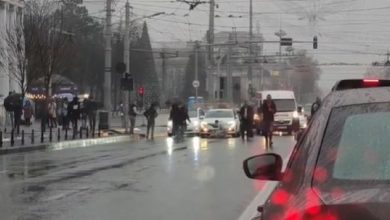 Photo of video | Un bărbat a fost tamponat de o mașină în centrul capitalei, chiar pe trecerea de pietoni