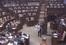 Photo of foto | Socialistul Bătrîncea a primit o hartă a României Mari, la șase ani după ce a rupt-o în plenul Parlamentului