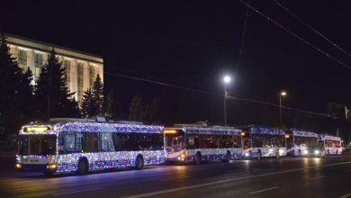 Photo of foto | Cinci troleibuze din capitală au îmbrăcat straie de sărbătoare. Pe ce rute circulă unitățile decorate cu luminițe