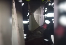 Photo of video | Un apartament a fost cuprins de flăcări la Ialoveni. Șase persoane s-au pomenit blocate, printre care doi minori