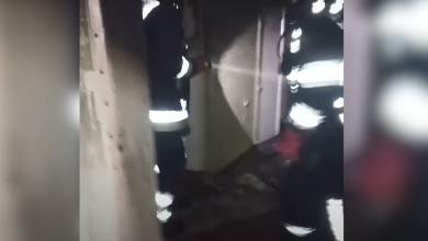 Photo of video | Un apartament a fost cuprins de flăcări la Ialoveni. Șase persoane s-au pomenit blocate, printre care doi minori