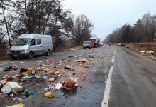 Photo of foto | Accident de proporții la Edineț. Mai multe colete au ajuns pe carosabil, după ce un autocar şi-a pierdut remorca