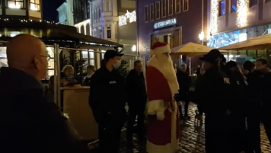 Photo of Moș Crăciun nu este scutit de amenzi. A fost reținut la un târg pentru că nu purta mască