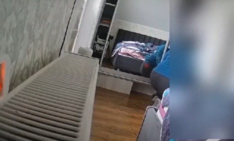 Photo of video | Au angajat-o să facă ordine, dar i-ar fi „curățat” de 200.000 de lei. O femeie, reținută după ce a fost filmată cum scotocește prin sertare