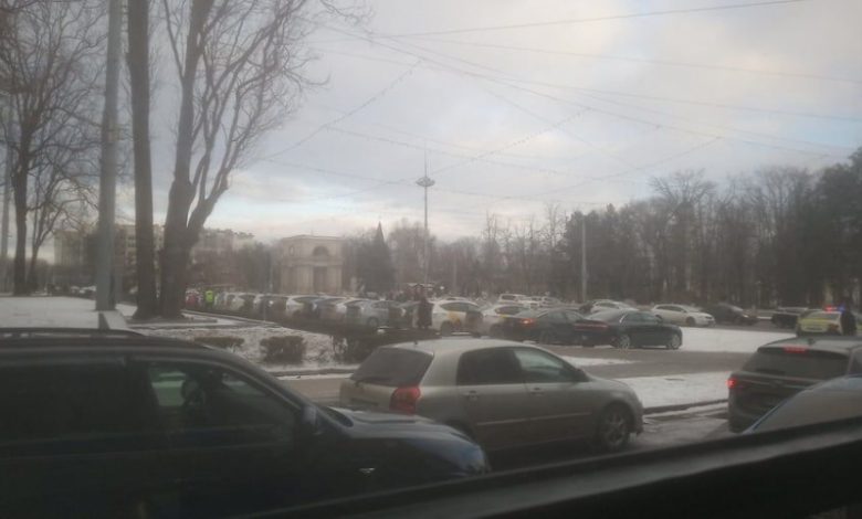 Photo of video | Taximetriștii protestează în fața Guvernului din cauza creșterii prețurilor la gazul metan