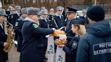 Photo of video | Surprize în ajun de Crăciun. Polițiștii de frontieră din Ucraina, colindați în limba lor maternă de colegii moldoveni