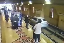 Photo of video | Cu mașina la metro, după un viraj greșit. Cum au reacționat călătorii