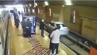 Photo of video | Cu mașina la metro, după un viraj greșit. Cum au reacționat călătorii