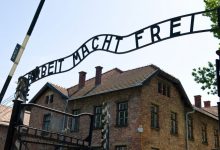 Photo of O turistă a fost arestată după ce a făcut un salut nazist la poarta Auschwitz