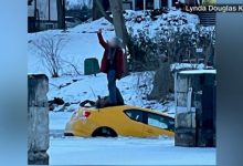Photo of video | O şoferiţă care a căzut într-un râu înghețat s-a urcat pe capotă pentru un selfie, în timp ce mașina se scufunda