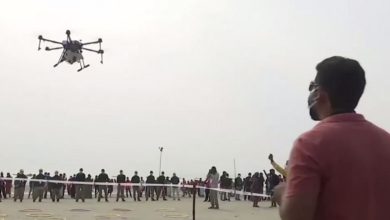 Photo of video | Binecuvântare de ultimă generație. O dronă a stropit cu apă din Gange pelerinii adunați pentru o sărbătoare