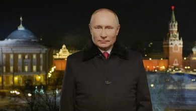Photo of Vladimir Putin, acuzat că purta în secret vestă antiglonţ în timpul mesajului de Revelion. Reacţia Kremlinului