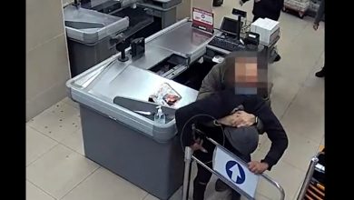 Photo of video | Momentul în care un polițist, aflat în afara serviciului, a oprit un jaf într-un supermarket