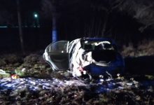 Photo of foto | La un pas de tragedie. Un tânăr de 22 ani a ajuns la spital, după ce mașina în care se afla s-a izbit într-un copac