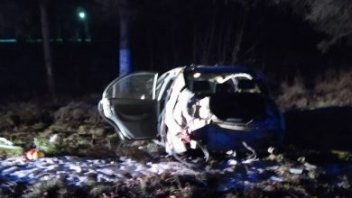 Photo of foto | La un pas de tragedie. Un tânăr de 22 ani a ajuns la spital, după ce mașina în care se afla s-a izbit într-un copac