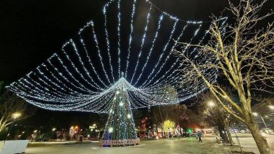 Photo of Feeria luminițelor din capitală ia sfârșit. Decorațiunile de iarnă încep a fi strânse și deconectate