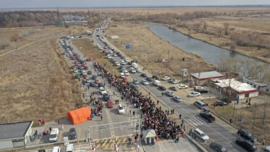 Photo of VIDEO. Cozi kilometrice s-au format în Ucraina la punctele de frontieră. Oamenii merg pe jos ore întregi ca să intre în România