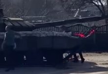Photo of video | Un bărbat a încercat cu mâinile goale să oprească unul dintre tancurile rușilor
