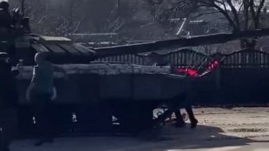 Photo of video | Un bărbat a încercat cu mâinile goale să oprească unul dintre tancurile rușilor