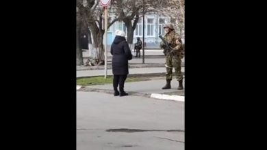 Photo of video | „Luaţi seminţe şi puneţi-le în buzunare. Să crească flori, când veţi fi îngropaţi aici”. Un grup de soldați ruși, înfruntați de o ucraineancă