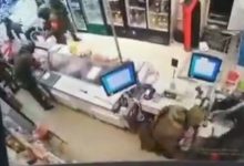 Photo of video | Presupuși militari ruși, filmați în timp ce furau dintr-un magazin din Ucraina
