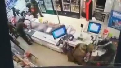 Photo of video | Presupuși militari ruși, filmați în timp ce furau dintr-un magazin din Ucraina