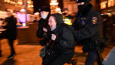 Photo of Sute de ruși care au protestat față de invazia din Ucraina au fost arestați