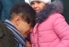 Photo of video | Momentul emoționant în care un tată din Ucraina plânge în hohote când se desparte de fiica lui, pe care o trimite departe de război