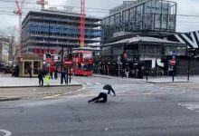 Photo of video | Nouă morți din cauza furtunii Eunice. Imagini virale la Londra, cu oameni doborâți de vântul extrem de puternic