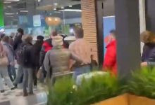 Photo of video | Panică în Rusia după ce țara a fost lovită de sancțiuni: Cozi uriașe la ATM-uri și bănci în mai multe orașe