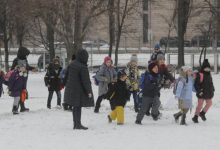 Photo of Părinţii din Ucraina își trimit copiii la şcoală cu stickere ce le indică grupa sanguină