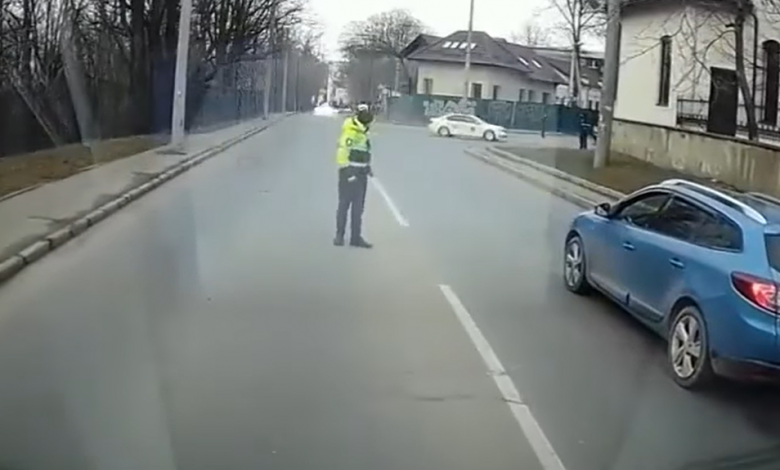 Photo of video | O ambulanță, oprită pentru a ceda trecerea unei coloane oficiale de mașini. Reacția Poliției
