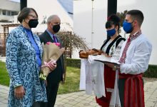 Photo of Întâmpinat cu pâine, sare și vin moldovenesc! Noul ambasador al SUA în R. Moldova a ajuns la Chișinău