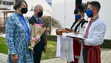 Photo of Întâmpinat cu pâine, sare și vin moldovenesc! Noul ambasador al SUA în R. Moldova a ajuns la Chișinău
