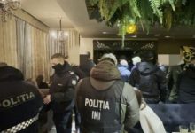 Photo of video | Verificările Poliției în mai multe localuri din Chișinău. Imagini din clubul de noapte în care au fost blocate peste 100 de persoane