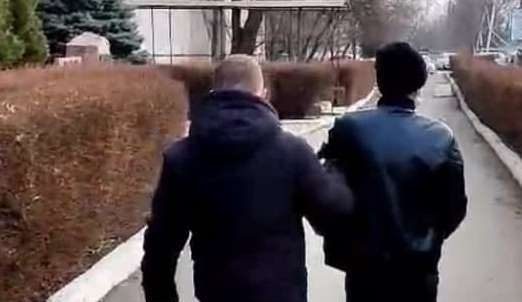 Photo of video | Alcoolul bată-l vina. Un bărbat beat ar fi furat un televizor și un cuptor cu microunde dintr-o casă străină