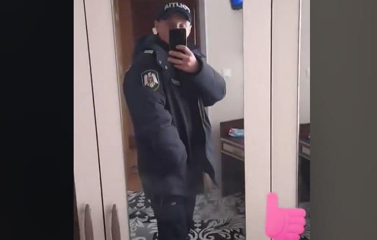 Photo of video | Un Tik-Tok în uniformă de polițist i-ar putea aduce o amendă de 2400 de lei